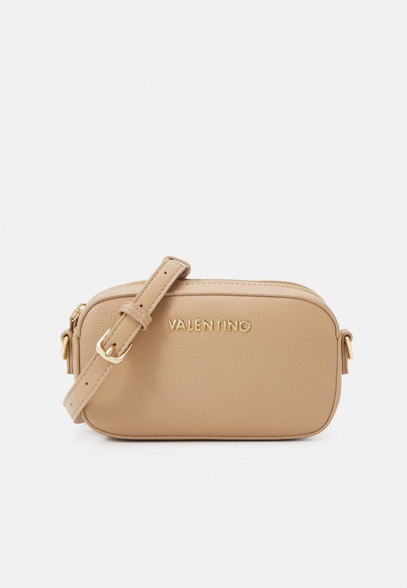 Borsa a tracolla in pelle beige con hardware dorato, chiusura con zip e tracolla regolabile. Presenta il nome del marchio in rilievo sul davanti.