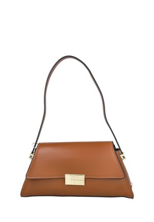 Bolso de hombro de cuero marrón con un cierre rectangular dorado y una correa delgada sobre un fondo blanco.