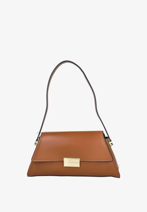Bolso de hombro de cuero marrón con un cierre rectangular dorado y una correa delgada sobre un fondo blanco.