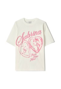 Hvid bomulds T-shirt med et pink grafisk design af et hjerteformet kompakt spejl med teksten "Sabrina" og "Please Please Please."