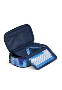 Blaue gemusterte Reißverschlußtasche mit mehreren Fächern, einem durchsichtigen Kartensteckplatz und einem geometrischen Design auf dem Innenfutter.