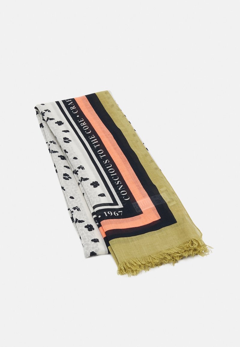 Écharpe rectangulaire pliée avec des rayures vert olive, noir et pêche, petits motifs floraux noirs et bord frangé sur fond blanc.