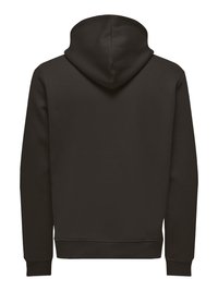 Sweat à capuche marron foncé avec une capuche, présentant une texture lisse, des poignets côtelés et un dos simple, sans ornement.