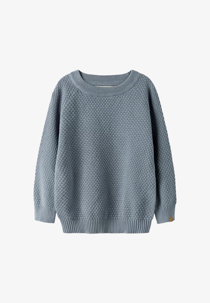 Pull bleu tricoté avec un motif texturé en nid d'abeille, col rond côtelé, poignets et ourlet, présenté à plat sur fond blanc.