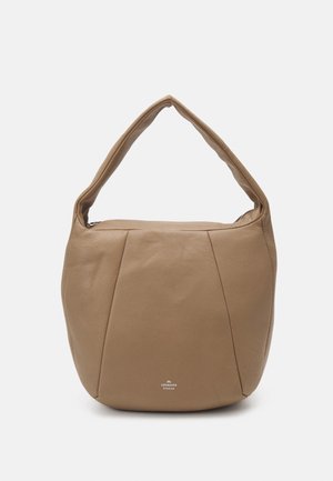 Blød, tanfarvet skuldertaske i læder med et buet håndtag og minimal syning, med en lille "Copenhagen Studios"-logo ved bunden.