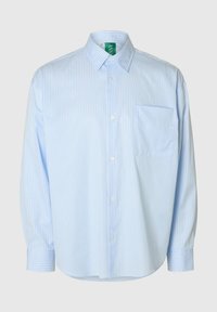 Jasnoniebieska koszula w paski z długim rękawem, wykonana z gładkiej tkaniny, z kołnierzykiem na guziki, przednią kieszenią i białymi guzikami.
