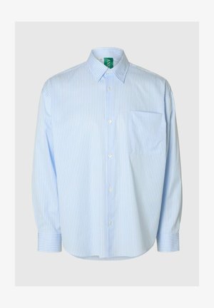 Lichtblauw gestreept overhemd met lange mouwen gemaakt van gladde stof, met een button-down kraag, borstzak en witte knopen.