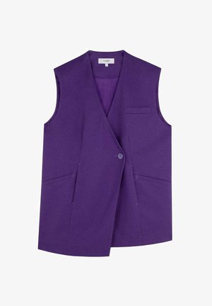 Fialová bezrukávová vesta s jedním knoflíkovým zapínáním, dvěma bočními kapsami a jednou kapsou na prsou; vyrobena z hladké tkaniny s přiléhavým střihem.