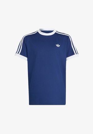 Marineblå Adidas t-shirt med hvid krave, ærmekanter, tre hvide striber på skuldrene og Adidas trefoil-logo på brystet.