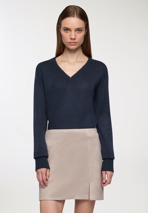 CON SCOLLO A V - Maglione - blu scuro