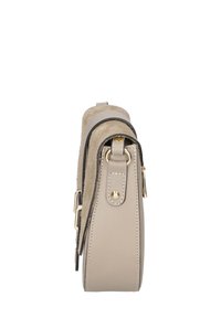 Borsa a mano in pelle beige con texture scamosciata, hardware dorato, dettaglio del fermaglio laterale e accenti neri a contrasto. Forma rettangolare compatta.