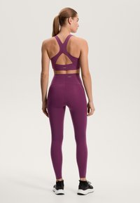 OYSHO MEDIUM-SUPPORT COMPRESSIVE WITH CUPS - Športová podprsenka so strednou podporou - dark red