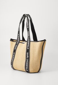 Beige geflochtener Shopper mit schwarzem Rand und doppelten schwarzen Trägern, mit dem Schriftzug "KARL LAGERFELD". Offenes Top-Design, leicht und geräumig.