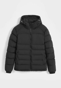 Veste noire matelassée avec fermeture éclair à l'avant, col montant et poignets élastiques. Texture lisse avec matelassage horizontal et accents minimaux.