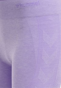 Leggings viola chiaro con un design testurizzato, caratterizzati da un motivo a zig zag intrecciato lungo un lato e una vita a coste con branding.