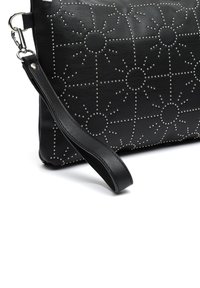 Clutch in pelle nera con motivo a raggio di sole borchiato, dotata di tracolla removibile e superficie liscia. Gli accenti in tonalità argentata mettono in risalto il design.