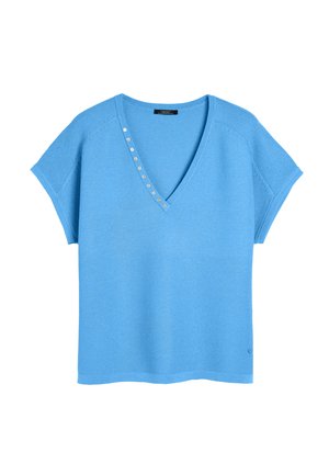 Jasnoniebieski sweter na szydełku z dekoltem w serek, krótkimi rękawami i ozdobnymi guzikami wzdłuż dekoltu. Gładka tekstura i luźny krój.