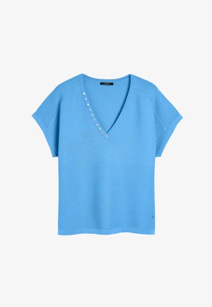 Jasnoniebieski sweter na szydełku z dekoltem w serek, krótkimi rękawami i ozdobnymi guzikami wzdłuż dekoltu. Gładka tekstura i luźny krój.