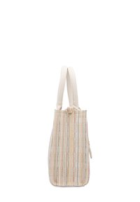 Texturiertes gewebtes Tasche mit vertikalen, mehrfarbigen Streifen, cremefarbenen Kunstledergriffen und einem runden Metallringakzent.