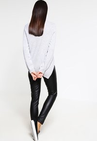 FTC Cashmere Neule - grey