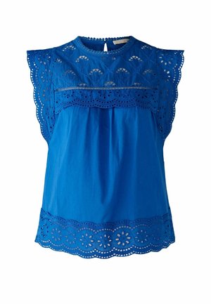 Blouse bleue sans manches avec des détails en dentelle à jours sur les épaules, la poitrine et le bas, avec des bords festonnés et un col rond avec fermeture boutonnée au dos.