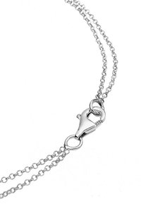 Silberne Kettenhalskette mit zwei miteinander verwobenen Ketten. Ausgestattet mit einem Karabinerverschluss, der mit "925" gekennzeichnet ist und somit die Echtheit von Sterlingsilber bestätigt.