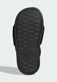 Černá podešev sandálu adidas s texturovaným vzorem obsahujícím diamantové drážky a logo značky. Pryžový materiál s pružným a odolným designem.