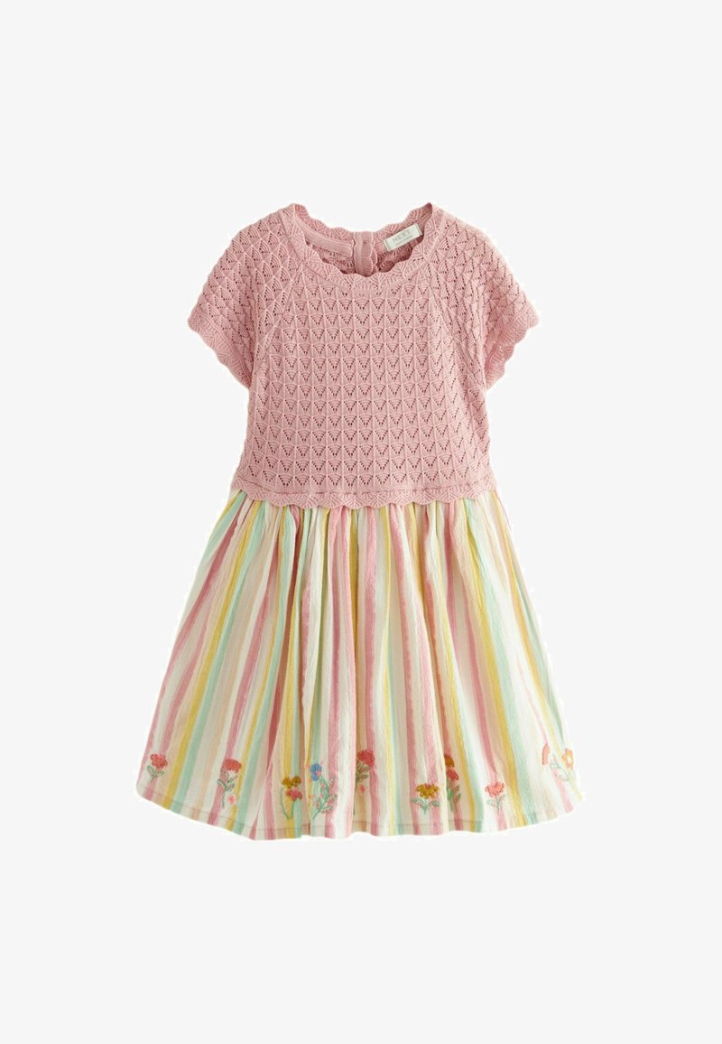 Bodice lavorato a maglia rosa con maniche corte, abbinato a una gonna a righe nei colori pastello, con fiori ricamati all'orlo.