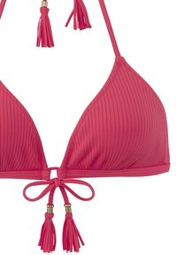 Ružičasti rebrasti bikini gornji deo trokutastog oblika, sa podesivim vezicama i resicama. Sadrži zlatni hardver i teksturiranu površinu.