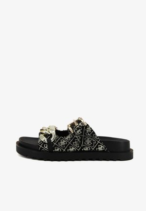 Plattform-Sandalen mit einem Obermaterial aus schwarzem, strukturiertem Stoff, das ein Diamantmuster aufweist, goldenen Hardware-Akzenten und einer schwarzen Gummisohle.