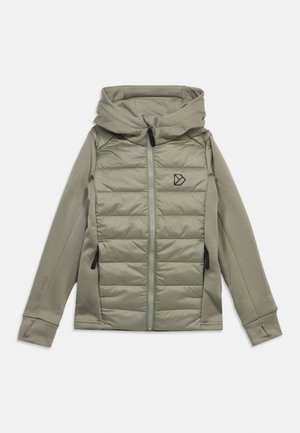 Hele oliivroheline kapuutsiga polsterdatud jakk, ees täielik lukk, lukuga küljetaskud, varrukatel pöidlalõhed ja väike logo rinnal.