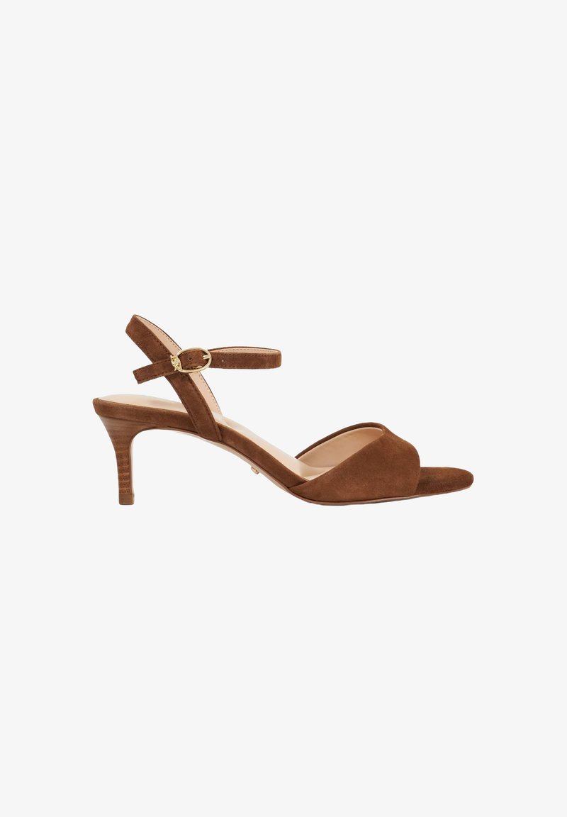 Bruine nubuck, hoge sandalen met een open teen, slanke band over de wreef, verstelbare enkelband en een textuurl, middelhoge hak.