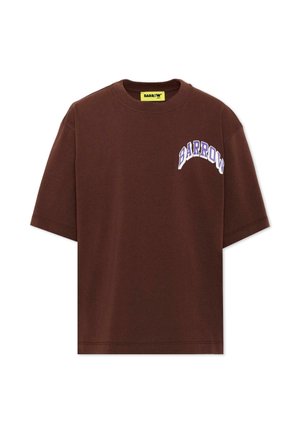 Brązowy T-shirt z krótkim rękawem, okrągłym dekoltem oraz białym i fioletowym napisem "BARROW" na lewym biuście.