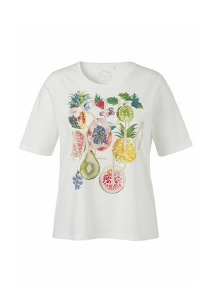 Wit T-shirt met korte mouwen en een kleurrijke afbeelding van gesneden fruit, waaronder ananas, kiwi, druif, granaatappel, limoen en aardbei op de voorkant.