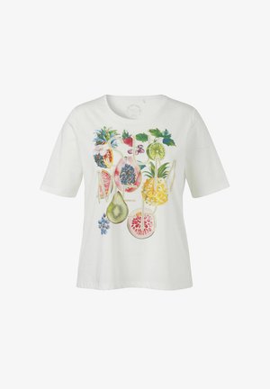 Wit T-shirt met korte mouwen en een kleurrijke afbeelding van gesneden fruit, waaronder ananas, kiwi, druif, granaatappel, limoen en aardbei op de voorkant.