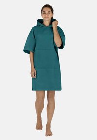 Türkise Kapuzentuchkleid mit kurzen Ärmeln, ausgestattet mit einer Fronttasche, weichem Material und lockerer Passform. Schlichtes Design ohne Muster.