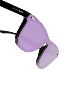Ochelari de soare cu tentă purpurie și ramă neagră. Caracteristici includ un design elegant, unghiular și un accent metalic pe lateral.