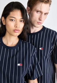 Tommy Jeans VERTICAL STRIPE TEE UNISEX - Camiseta estampada - dark night navy