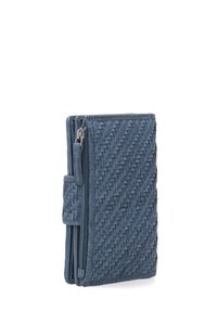 Granatowy portfel z tkanej tkaniny o fakturowanej powierzchni, wyposażony w zamknięcie na zamek błyskawiczny oraz zewnętrzny pasek. Kompaktowy design o nowoczesnej estetyce.