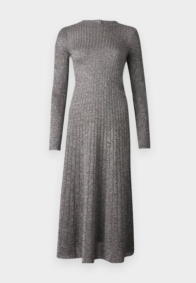 Garā piedurkņu, ribota kleita sudrabaini pelēkā audumā ar piegulošu augšdaļu un izplesto svārku, kas piedāvā apaļu kakla izgriezumu un smalku spīdumu.