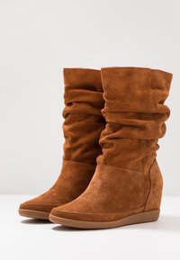 Shoe The Bear Stövlar med kilklack - brown