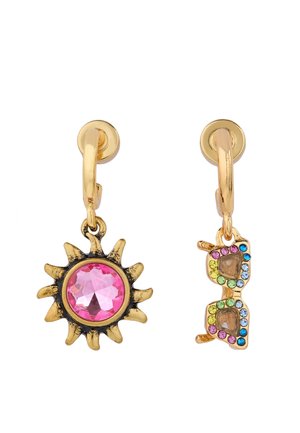 Orecchini a cerchio in oro con ciondoli asimmetrici: uno con un motivo a raggiera di gemme rosa, l'altro un piccolo ciondolo a forma di occhiali da sole in oro con pietre multicolori.