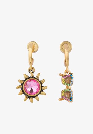 Boucles d'oreilles créoles en or avec des pendentifs dépareillés : l'une avec un soleil éclatant orné d'une pierre rose, l'autre avec un petit pendentif lunettes de soleil en or incrusté de pierres multicolores.