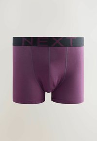 Boxeri pentru bărbați în nuanță de mov, cu un tiv elastic negru, având brandul „NEXT” inscripționat cu litere mov închis.