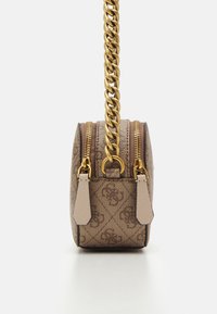 Mini handtas in bruine monogram canvas met gouden hardware, dubbele ritssluitingen en een stevige kettingband. Gladde textuur met leren accenten.