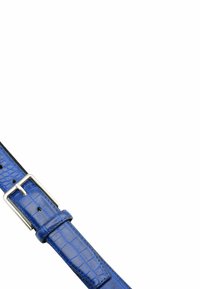 Cintura in pelle blu con texture a coccodrillo, fibbia in metallo argentato e cinque fori per la regolazione della misura, con un sottopiede nero e liscio.