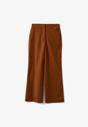 Braune, hoch taillierte, weit geschnittene Hose mit Seitentaschen und minimalistischem Frontdesign, flach auf weißem Hintergrund dargestellt.