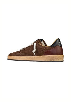 Sneaker in pelle scamosciata marrone a taglio basso con lacci bianchi, suola beige strutturata e tallone in pelle marrone scuro con dettaglio nero.