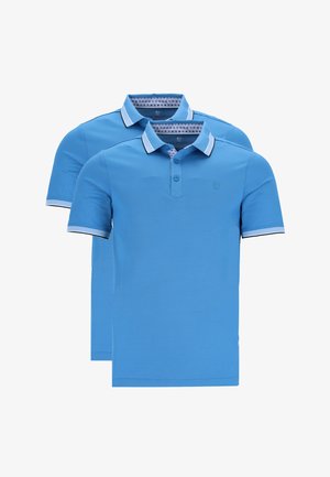 To blå polo shirts med korte ærmer, der har en ensfarvet design, kontrasterende krave, to knapper og logodetalje på brystet.