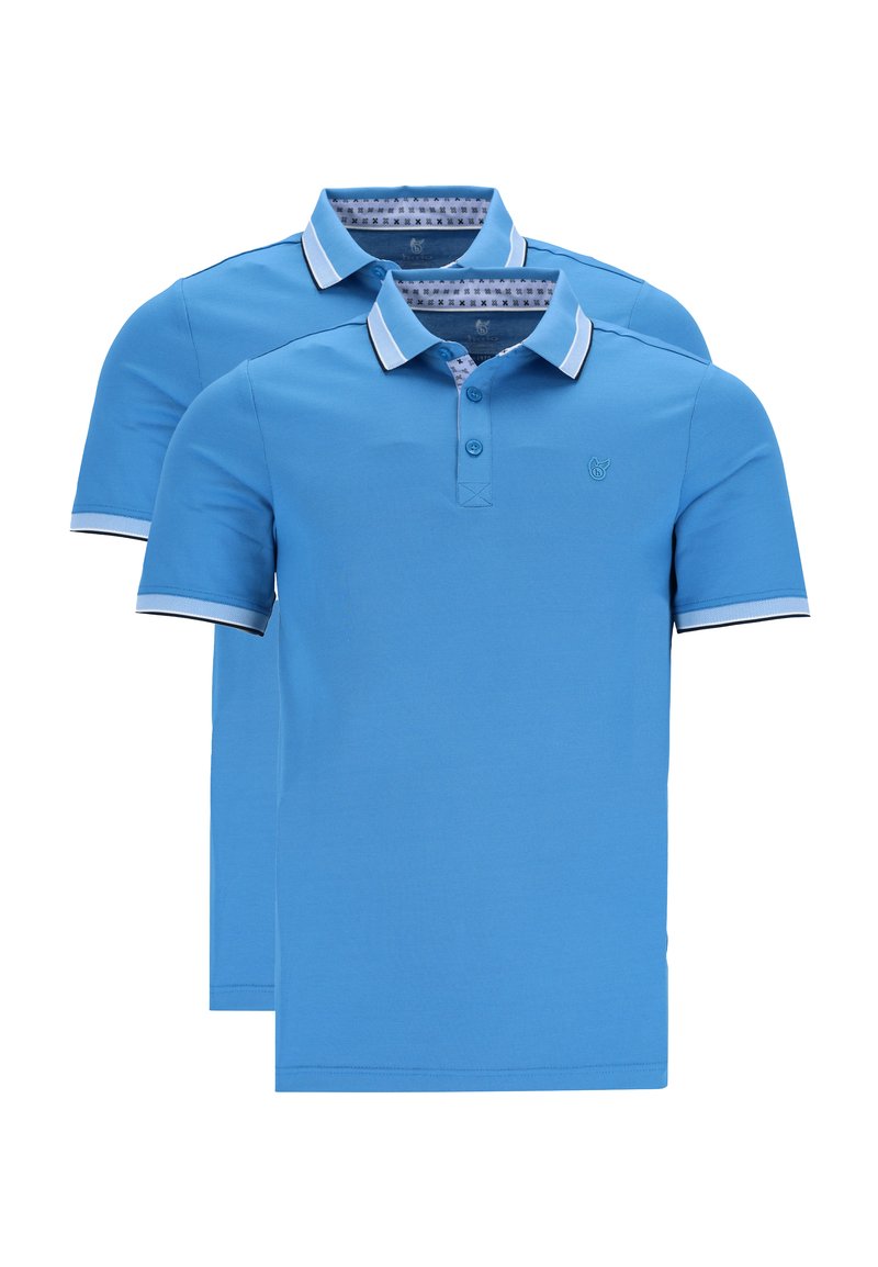 Två blå pikétröjor med korta ärmar, i en enfärgad design, med kontrasterande krage, två knappar och logodetalj på bröstet.